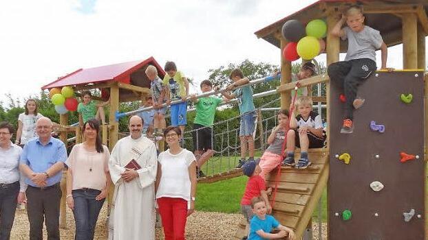 Übergabe des Ginolfser Spielplatzes an die Kinder. Das Bild zeigt (von links) Bürgermeisterin Birgit Erb, Reinhard Pörtner (Sparkasse Bad Neustadt), Ramona Fries, Diakon Wolfgang Dömling und Stefanie Schrenk auf der eigens angefertigen Spielanlage "Ginolfs".  Foto: Marion Eckert