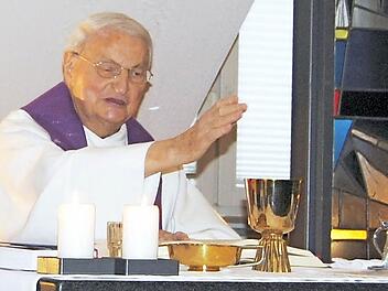 Täglich zelebriert der Jubilar die Heilige Messe. Foto: Helmut Vogler
