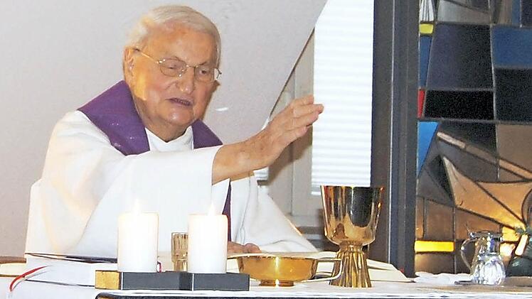 Täglich zelebriert der Jubilar die Heilige Messe. Foto: Helmut Vogler