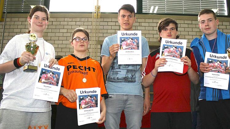 Bei den 30. Unterfränkischen Tischtennis-Meisterschaften der Förderzentren mit Förderschwerpunkt geistige Entwicklung setzte sich der 17-Jährige Leon Lemm (rechts) aus Würzburg gegen (weiter) Hannes Schwemmler und Jonathan Kern (Marktheidenfeld) durch. Beste Mädchen waren (von links) Anica Ketzer (Bad Kissingen), Antonia Hellweg (Unsleben) und (nicht auf dem Bild) Kathrin Hofmann (Würzburg).