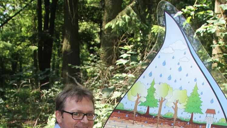 Klaus Pfadenhauer erklärt, warum die Bodenrallye in den Zuständigkeitsbereich des Wasserwirtschaftsamtes fällt: Das hängt nämlich mit dem Regen zusammen, der in den Boden sickert und der Auswirkungen auf das Grundwasser hat . Foto: Sonny Adam