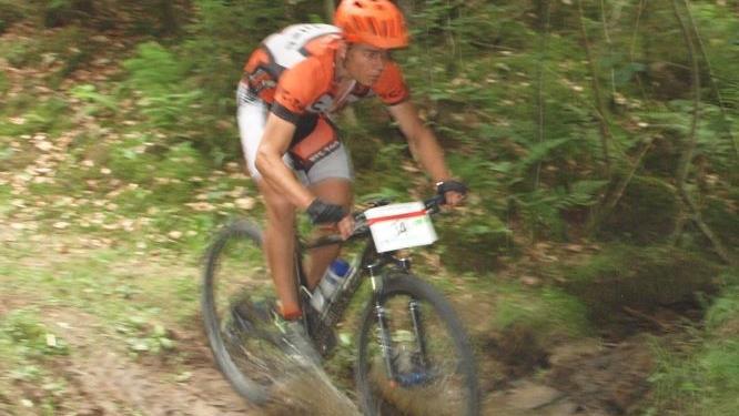 Beim Durchfahren des Teufelsgrabens spritzte das Wasser hoch, wie hier bei Johannes Dirauf von RVC Trieb. Foto: Alfred Thieret