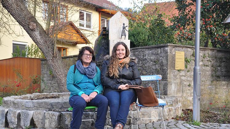 Die Stühleaktion des Schweinfurter Oberlandes machte zur Sternwanderung in Rothhausen Station. Ulrike Berninger und Allianzmamagerin Julia Hafenrichter nutzen dies zu einer Rast. Daniel Wiener