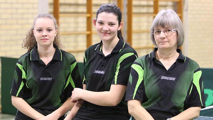 Die Damen des TV Oberwallenstadt wurden mit einem 4:0-Sieg gegen den TTC Thann oberfränkischer Pokalsieger für auf Bezirksebene vertretene Mannschaften. Unser Bild zeigt das erfolgreiche Trio mit (von links) Lisa Feiler, Luise Birkner und Gabriele Sünkel.  Foto: Hans Franz