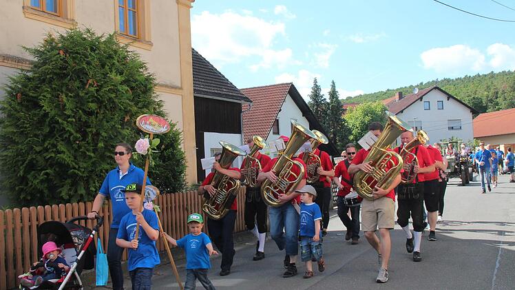 Die "Greuther Blos'n" sorgen für die richtige Stimmung auf der Kerwa.