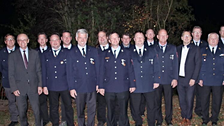 Landrat Wilhelm Schneider (2. von links) mit den Wehrleuten die 25 Jahre aktiven Dienst leisteten, Bürgermeister Wolfram Thein und KBR Ralf Dressel (6. und 5. von rechts). Foto: Helmut WillBU zu: hw_FW-Ehru-Geroldswind-40Jahre-1121018