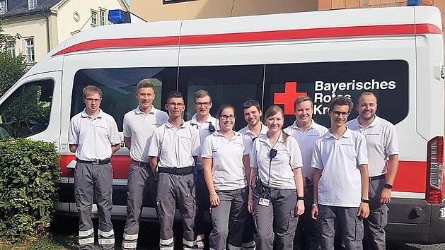 Mehr als 30 ehrenamtliche  Helfer des Bayerischen Roten Kreuzes waren am Wochenende an drei Tagen beim Altstadtfest in Ebern für die Sicherheit der Bevölkerung im Einsatz. Unser Foto zeigt das Team vom Samstag mit Rudi Hauck (Sechster von links), dem Fachdienstleiter für den Sanitätsdienst beim BRK-Kreisverband Haßberge.                                                                Daniel Brunnhuber/BRK