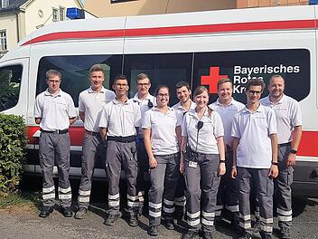 Mehr als 30 ehrenamtliche  Helfer des Bayerischen Roten Kreuzes waren am Wochenende an drei Tagen beim Altstadtfest in Ebern f&uuml;r die Sicherheit der Bev&ouml;lkerung im Einsatz. Unser Foto zeigt das Team vom Samstag mit Rudi Hauck (Sechster von links), dem Fachdienstleiter f&uuml;r den Sanit&auml;tsdienst beim BRK-Kreisverband Ha&szlig;berge.                                                                Daniel Brunnhuber/BRK