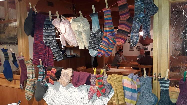 Stolz werden die fertigen Stricksachen auch nach einem Strickabend im Landgasthof Hereth präsentiert. Foto: Werner Reißaus