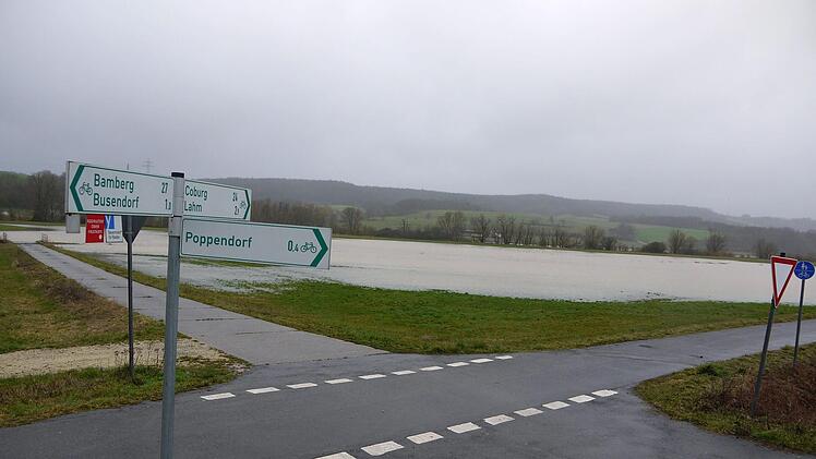 Nördlich von Busendorf (Landkreis Bamberg) hat sich der Itzgrund eine Seenlandschaft verwandelt. Das hat auch Auswirkungen auf den Straßenverkehr. - Foto: Berthold Köhler