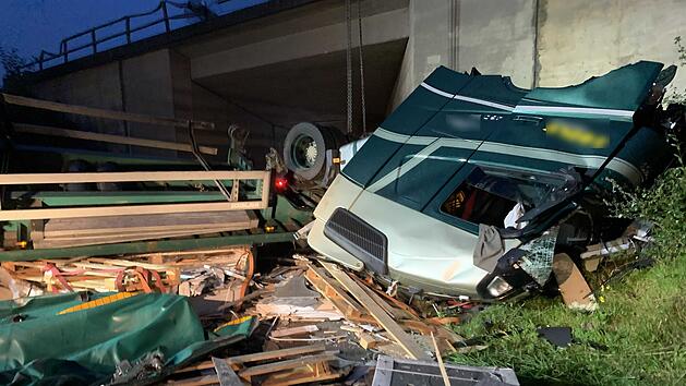 Ein Lastwagen ist von der Fahrbahn der A3 im Kreis Kitzingen abgekommen und eine B&ouml;schung hinunter gest&uuml;rzt.