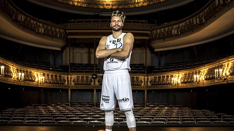 "King Wolf": Der BBC-Kapitän posierte mit Krone auf der Bühne des Coburger Landestheaters.  Foto: Martin Vogel