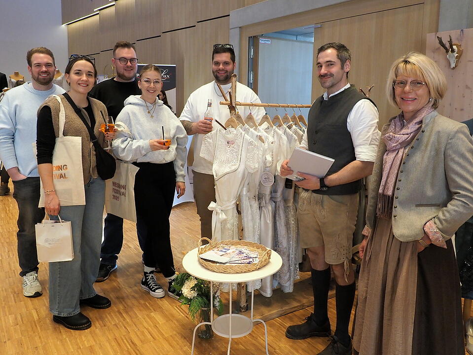 Inkl. Braut- und Festmodenschauen.