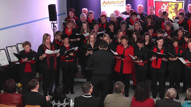 Der Chor des MGV bedankt sich musikalisch: am Pult Claus Keller, am E-Piano Yves Boutelant