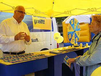Der Landtagsabgeordnete Jörg Rohde (FDP) nahm sich am Erlanger Hugenottenplatz der Fragen interessierter Bürger an. Foto: Eigenfeld