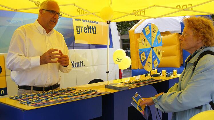 Der Landtagsabgeordnete Jörg Rohde (FDP) nahm sich am Erlanger Hugenottenplatz der Fragen interessierter Bürger an. Foto: Eigenfeld