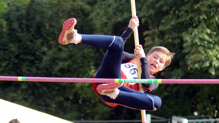 Der 13-jährige Moritz Wiedorn überquerte die Latte beim Stabhochsprung bei 1,90 Metern. Fotos: herzopress