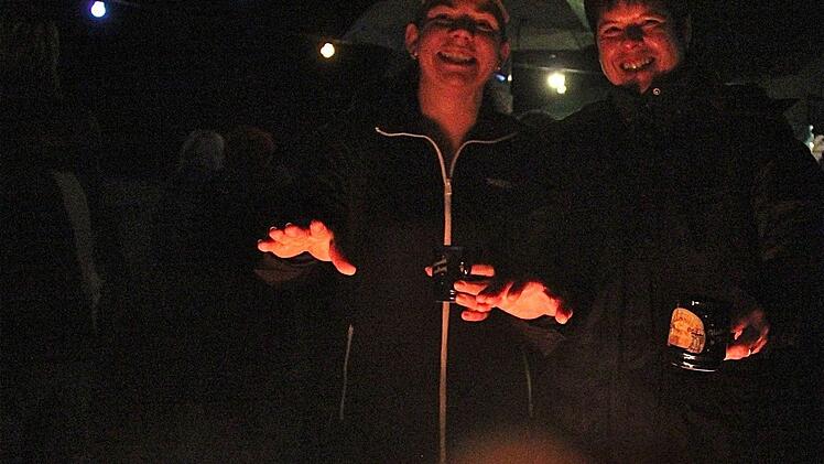 Gegen das nasskalte Wetter helfen wärmende Feuerstellen.