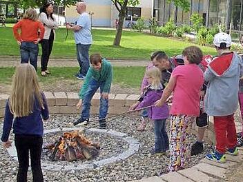 Lagerfeuer an der neuen Feuerstelle im Schulgarten Foto: Heike Schülein