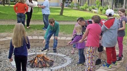 Lagerfeuer an der neuen Feuerstelle im Schulgarten Foto: Heike Schülein