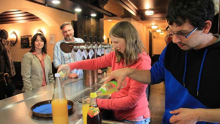 Markus Krause und Sandra Mohr üben in der geschlossenen Gaststätte die Arbeitsabläufe unter realen Bedingungen.