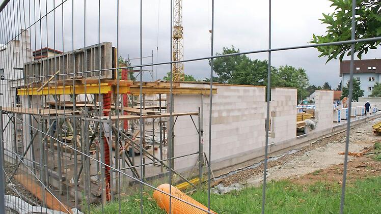 Gute Fortschritte macht der Neubau der Kindertagesstätte. Eine der großen Investitionen im Haushalt, er wird zwei Millionen Euro kosten. Foto: Renate Neubecker