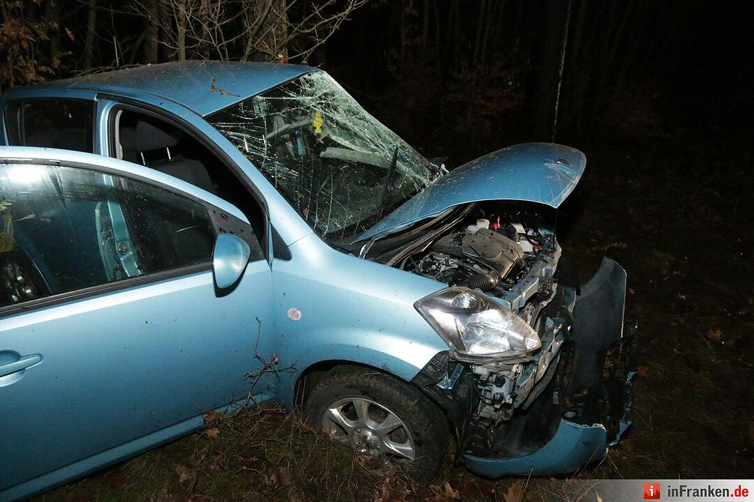 Unfall auf B505: Frau prallt mit Pkw gegen Baum