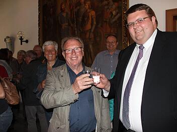 Daniel Leger und 2. Bürgermeister Andreas Trägner stießen auf eine gute Zukunft der Städtepartnerschaft an.Heike Beudert