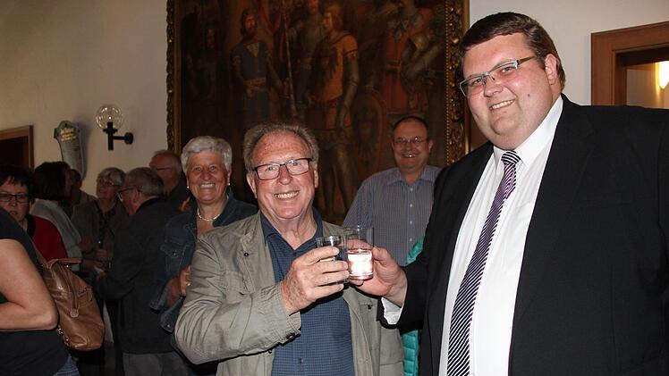 Daniel Leger und 2. Bürgermeister Andreas Trägner stießen auf eine gute Zukunft der Städtepartnerschaft an.Heike Beudert