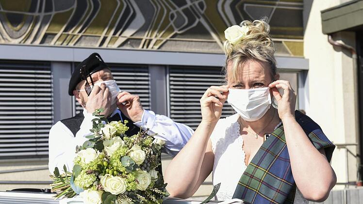 Mundschutz musste sei: Dietmar und Anna Volk vor dem  Standesamt in Grub am Forst. Foto:Hagen Lehmann