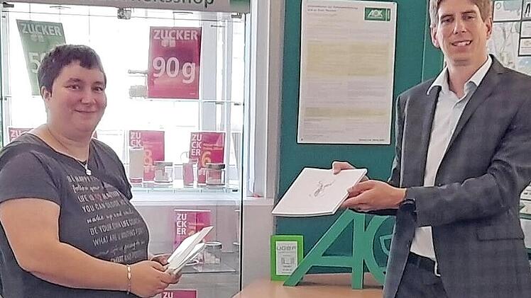 Michael Kauer überreicht Franzsika Ludwig ihren Preis: Ein Wellnessurlaub in einem Hotel am Bostalsee .