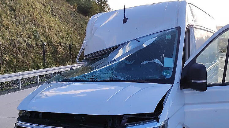 Sturm "Ignatz" sorgt für Unfall auf A9 bei Himmelkron: Kleintransporter von Wind in Laster geschleudert