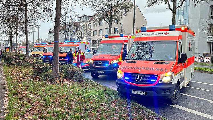Erlangen: Unfallursache weiterhin unklar - nach Kollision zwischen Schulbus und Lkw - 15 Kinder leicht verletzt