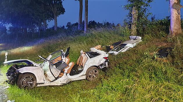 A70 bei Neudrossenfeld: Auto überschlägt sich - eingeklemmter Fahrer schwer verletzt