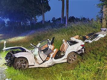 A70 bei Neudrossenfeld: Auto &uuml;berschl&auml;gt sich - eingeklemmter Fahrer schwer verletzt