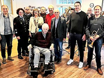 Jubilar Egid Rödel mit (von links) Roland Groß, Carolin Mähringer, Stefan Mähringer, Elvira Rödel, Pfarrer Pater Florian, Ambros Rödel, Bürgermeister Franz Uome, Martin Döring und Matthias Nitsch.