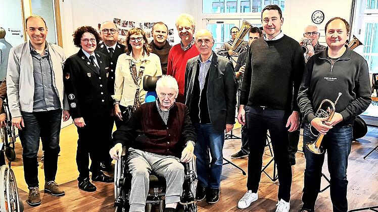 Jubilar Egid Rödel mit (von links) Roland Groß, Carolin Mähringer, Stefan Mähringer, Elvira Rödel, Pfarrer Pater Florian, Ambros Rödel, Bürgermeister Franz Uome, Martin Döring und Matthias Nitsch.