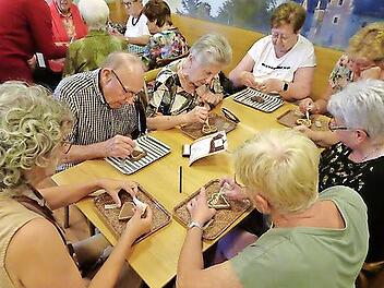 Es ist gar nicht so leicht, Pralinen mit flüssiger Schokolade zu verzieren. Aber den Knetzgauer Senioren machte es großen Spaß und sie waren stolz auf die kleinen „Kunstwerke“.
