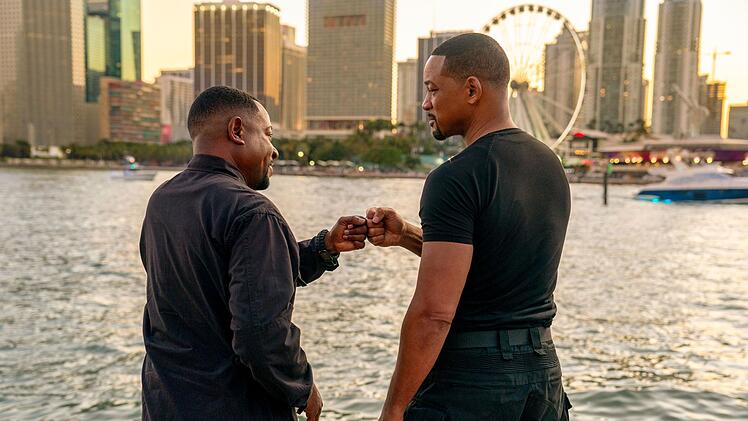 Normalerweise jagen Marcus (Martin Lawrence, links) und Mike (Will Smith) die b&ouml;sen Buben, in "Bad Boys: Ride or Die" sind sie pl&ouml;tzlich selbst auf der Flucht vor der Polizei.
