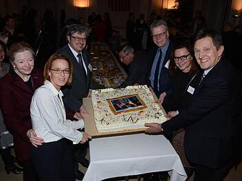 DAFK-Vorstandschaft Ivonne Seiffert, Claudia Hoffmann und Dieter Waas mit Bürgermeister Thomas Ebersberger, Bürgermeisterin Beate Kuhn und Landrat Hermann Hübner.  Foto: Munzert