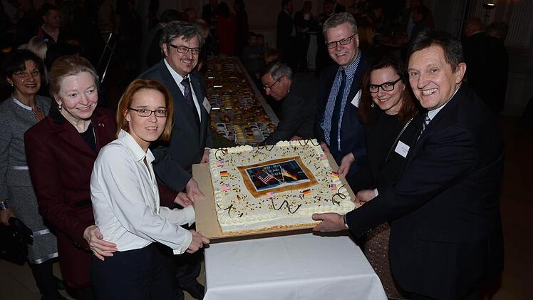 DAFK-Vorstandschaft Ivonne Seiffert, Claudia Hoffmann und Dieter Waas mit Bürgermeister Thomas Ebersberger, Bürgermeisterin Beate Kuhn und Landrat Hermann Hübner.  Foto: Munzert