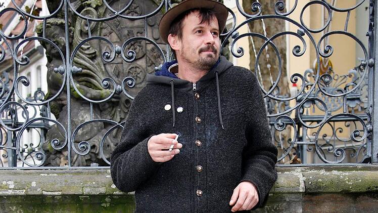 Trotz aller Kritik gibt er sich ganz entspannt am Gabelmann in der Fußgängerzone: Moritz Rabe  Foto: Matthias Hoch