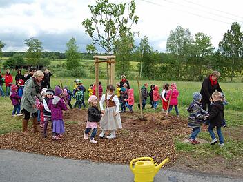 Kindergartenkinder tanzen um den neuen Baum. Fotos: Günther Straub
