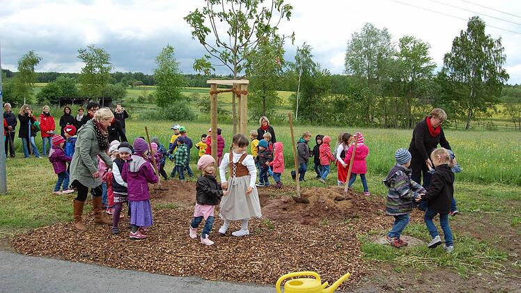 Kindergartenkinder tanzen um den neuen Baum. Fotos: Günther Straub