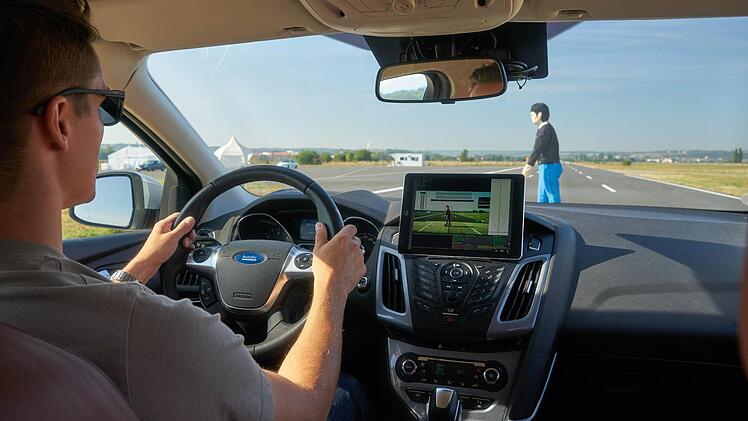 Die Mono-Kamera erkennt den Fußgänger problemlos. Der Fahrer wird gewarnt und das Fahrzeug bremst selbstständig.