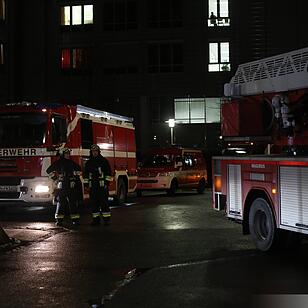 Bett fing im Klinikum Feuer - Großeinsatz der Rettungskräfte in Nürnberg-Nord