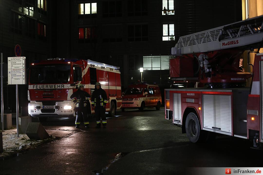 Bett fing im Klinikum Feuer - Großeinsatz der Rettungskräfte in Nürnberg-Nord
