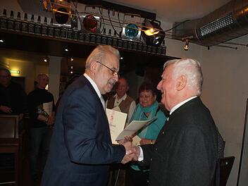 Der Sprecher des KAB-Leitungsteams Andreas Herbig und Wolfgang Welker, der für 60 Jahre Mitgliedschaft geehrt wurde Fotos: Manfred Welker