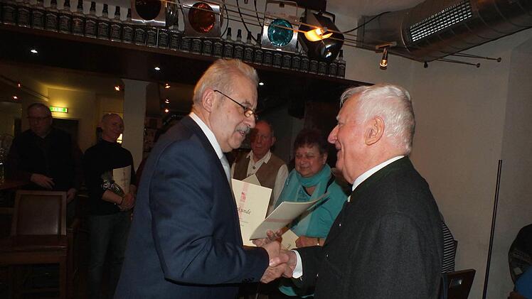 Der Sprecher des KAB-Leitungsteams Andreas Herbig und Wolfgang Welker, der für 60 Jahre Mitgliedschaft geehrt wurde Fotos: Manfred Welker