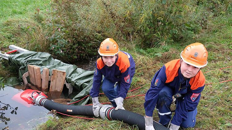- Wasser schöpfen aus dem angestauten Bach Lauter. Foto: Gerd Schaar